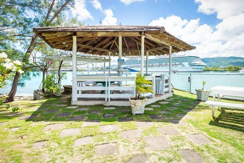 شقة Oceanfront Two Bedroom Suite - Amazing Ocean Views مونتيغو باي جامايكا